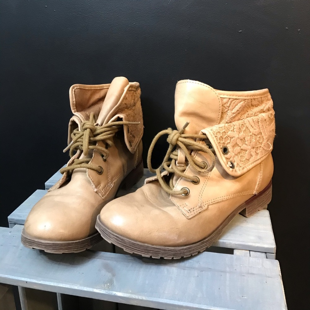 Combat boots
